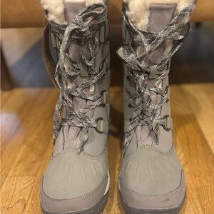 BearWomen's Gray/Tan Winter Boots